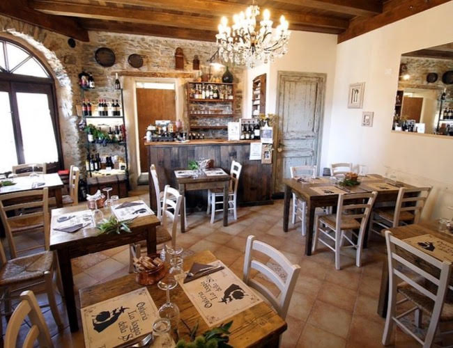 atmosfera accogliente all'Osteria della loggia delle streghe