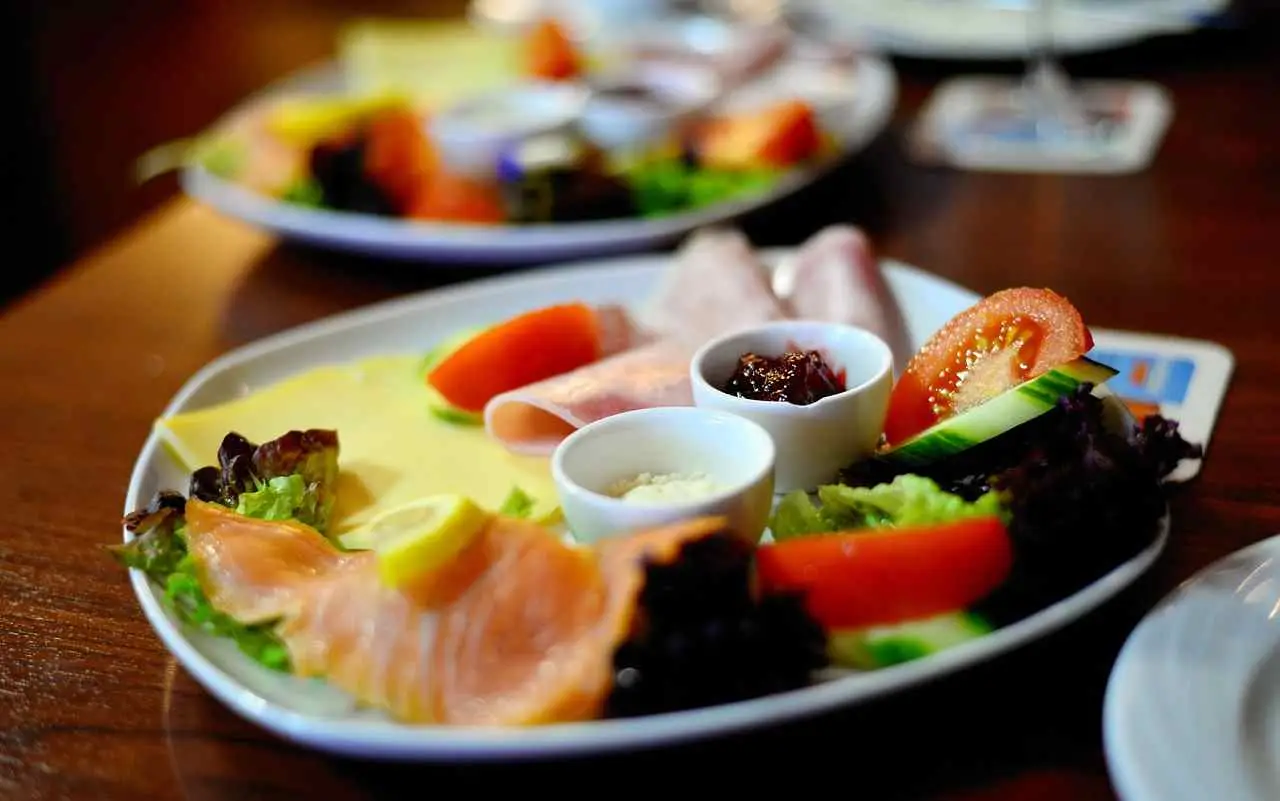 5 idee fresche per antipasti estivi senza cottura: sorprendenti e veloci 5 idee fresche per antipasti estivi senza cottura: sorprendenti e veloci
