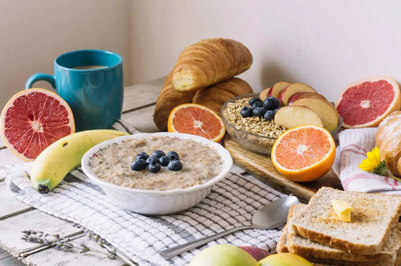 Ecco il metodo per una colazione proteica e saziante: l’alternativa leggera consigliata dai nutrizionisti Ecco il metodo per una colazione proteica e saziante: l’alternativa leggera consigliata dai nutrizionisti