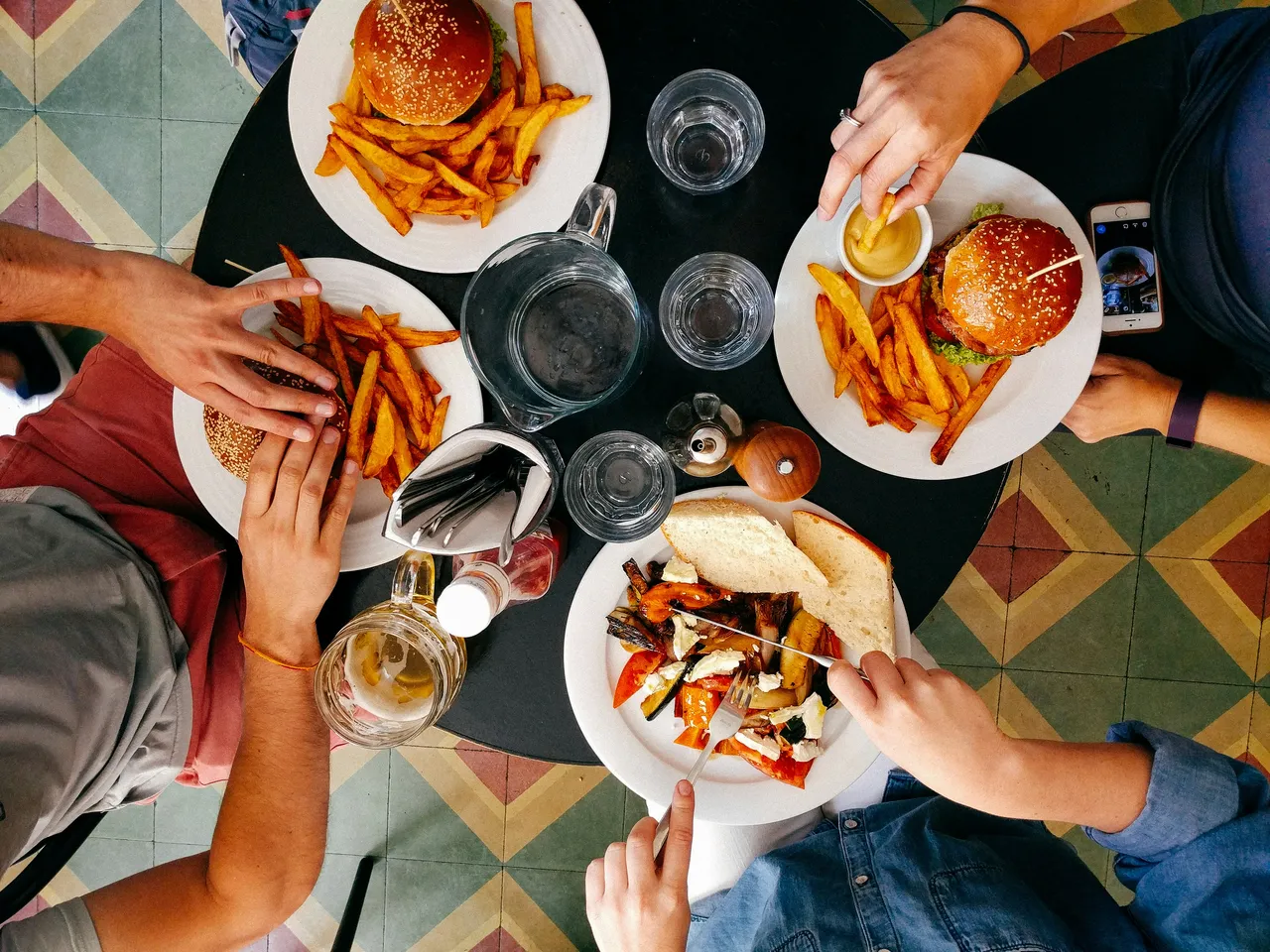 Mai mangiare questo alimento a cena: è la prima causa di gonfiore addominale Mai mangiare questo alimento a cena: è la prima causa di gonfiore addominale