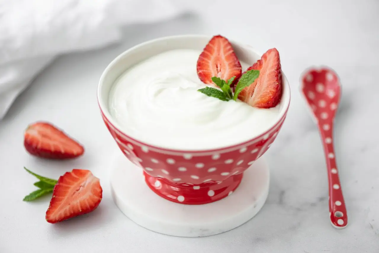 Il dolce estivo senza cottura più amato: mousse allo yogurt con fragole o pesche Il dolce estivo senza cottura più amato: mousse allo yogurt con fragole o pesche