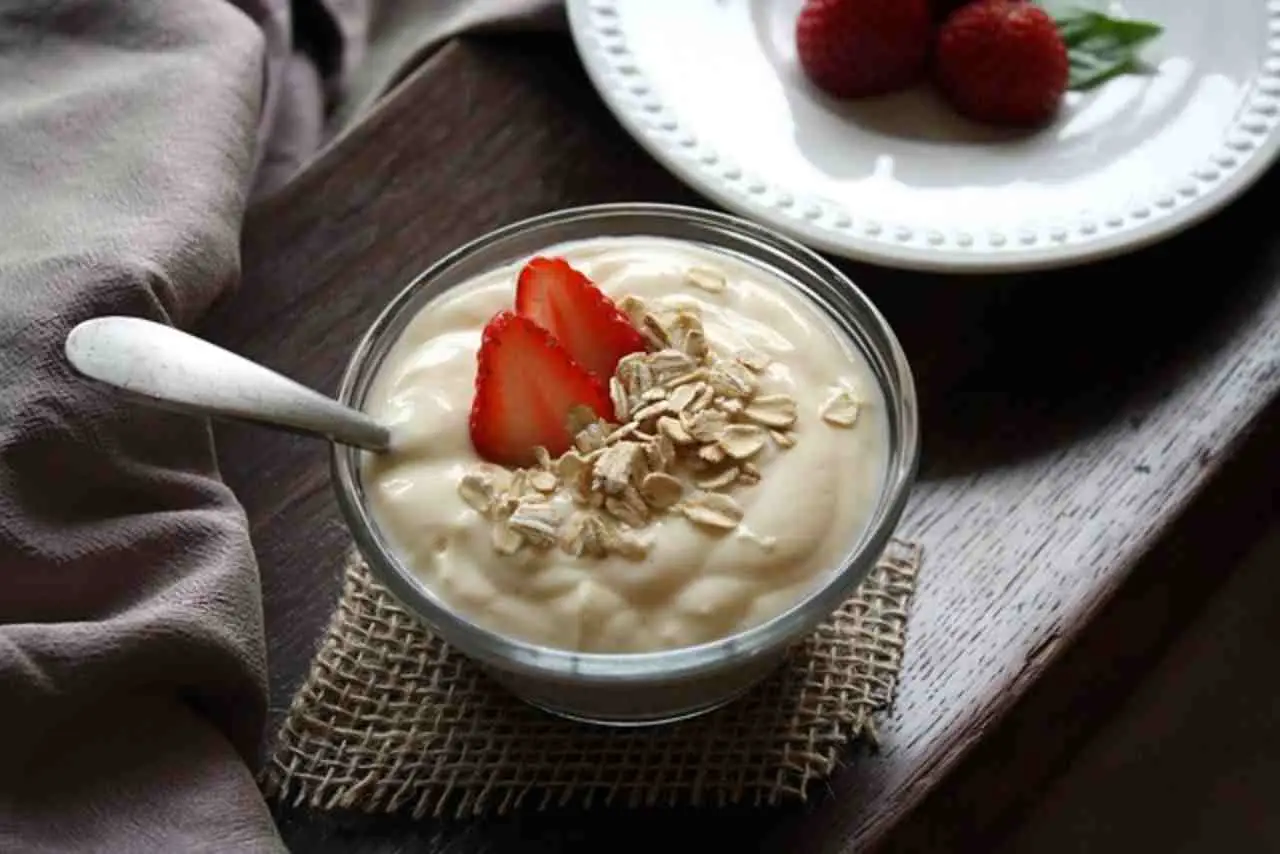 Come fare un dolce freddo con yogurt in 3 minuti: la mousse perfetta per l’estate Come fare un dolce freddo con yogurt in 3 minuti: la mousse perfetta per l’estate